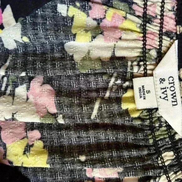Crown & Ivy navy, white, pink, yellow floral 3/4 sleeves Small blouse, v neck - Picture 3 of 6